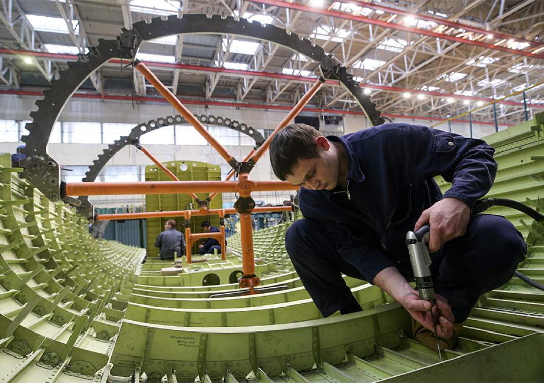 Сотрудник завода в цехе производства первых образцов модернизированного Ту-160