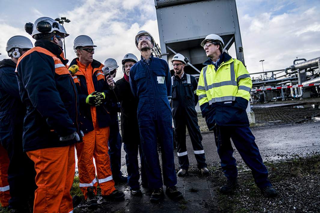 Министр экономики и климатической политики Нидерландов Эрик Вибес на бывшем объекте добычи газа, выведенном из эксплуатации