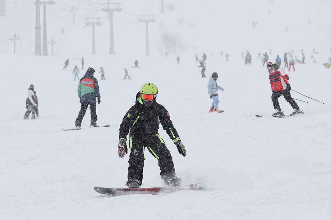 Лыжники и сноубордисты на одном из склонов горнолыжного курорта «Шерегеш»