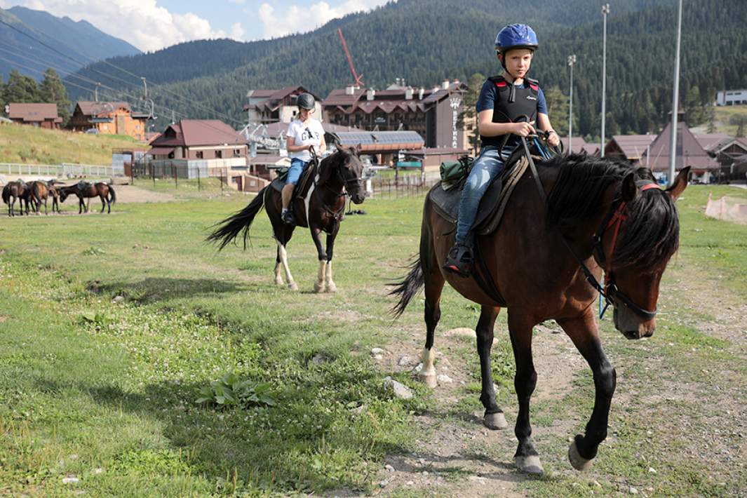 Отдыхающие во время конной прогулки в туристической деревне Романтик всесезонного туристско-рекреационного комплекса «Архыз»