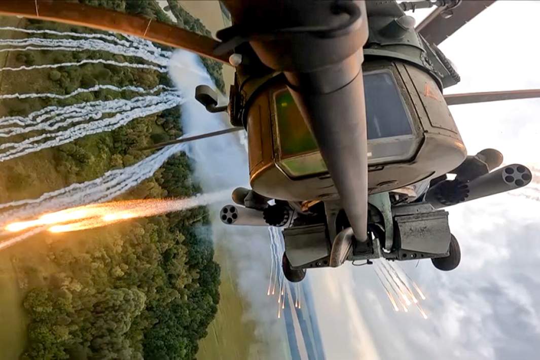 Ударный вертолет Ми-28Н отстреливает тепловые ловушки во время боевого вылета в зоне проведения специальной военной операции