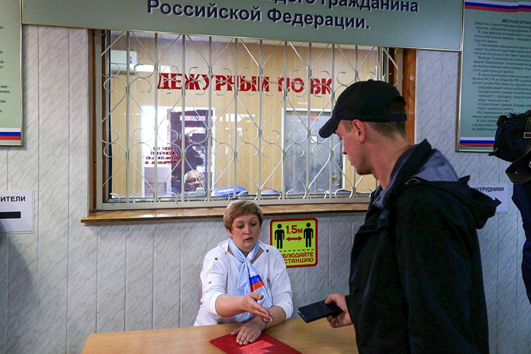 Прием документов у призывников перед отправкой в вооруженные силы РФ