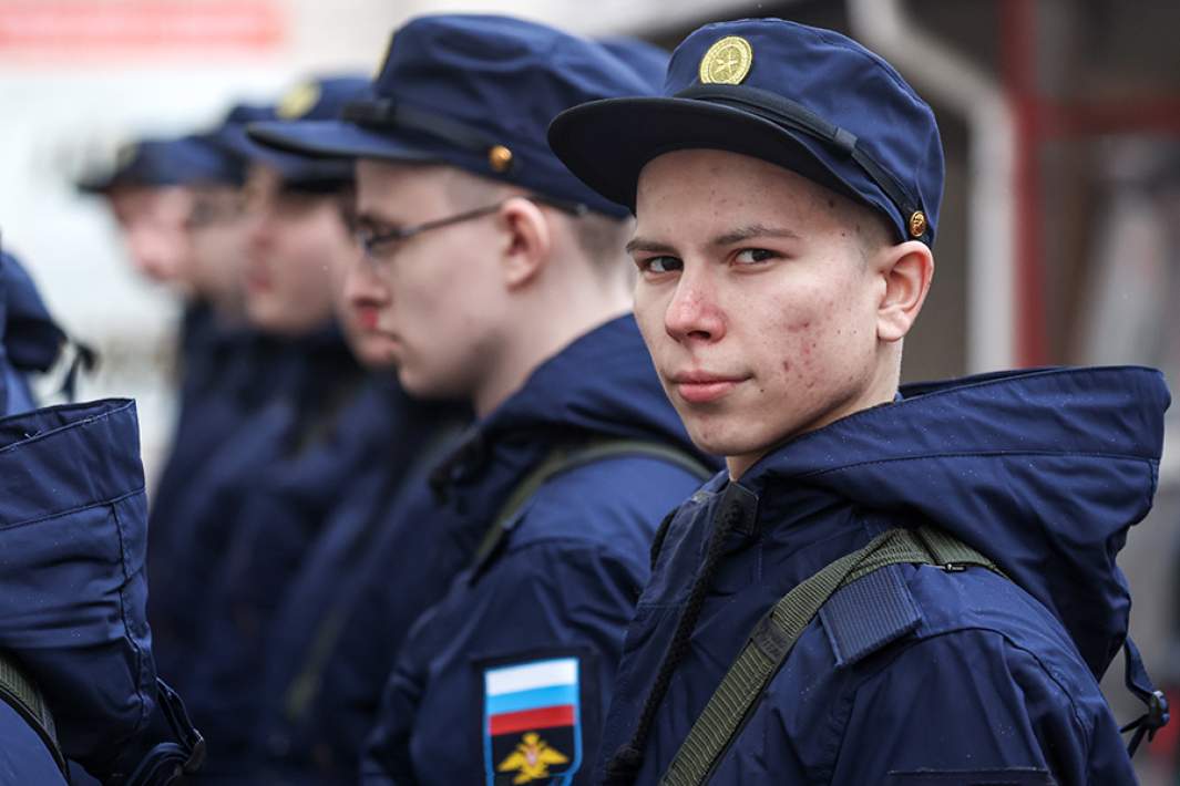 Призывники на сборном пункте военного комиссариата перед отправкой к местам прохождения военной службы