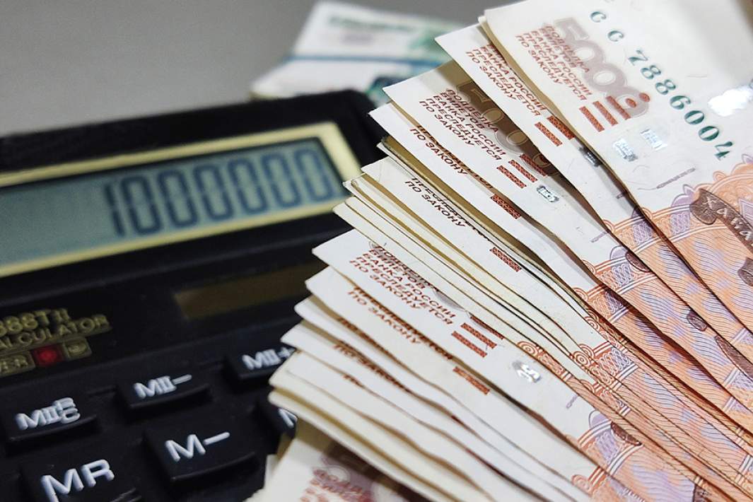 Банкноты номиналом 5000 российских рублей и калькулятор