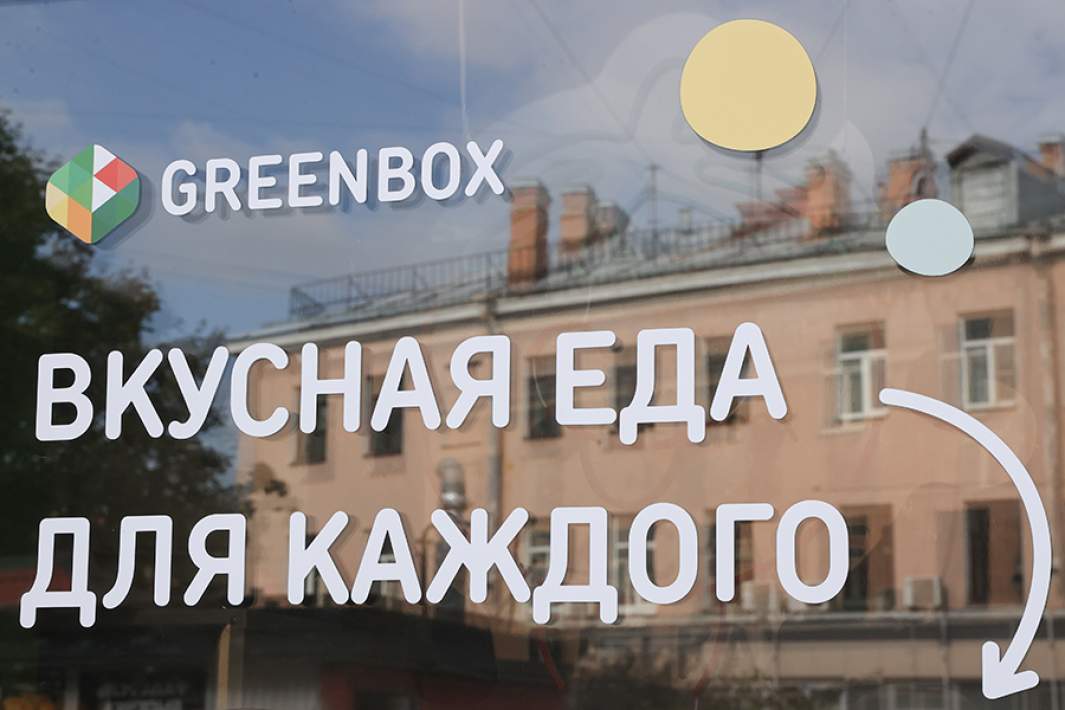 Реклама на окне кафе быстрого питания Greenbox 