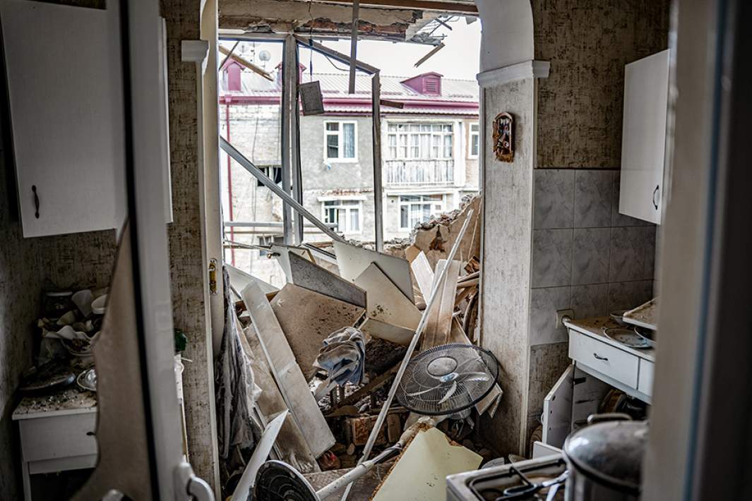 Квартира жилого дома в Степанакерте, разрушенная в результате обстрела города, 19 сентября 2023 года