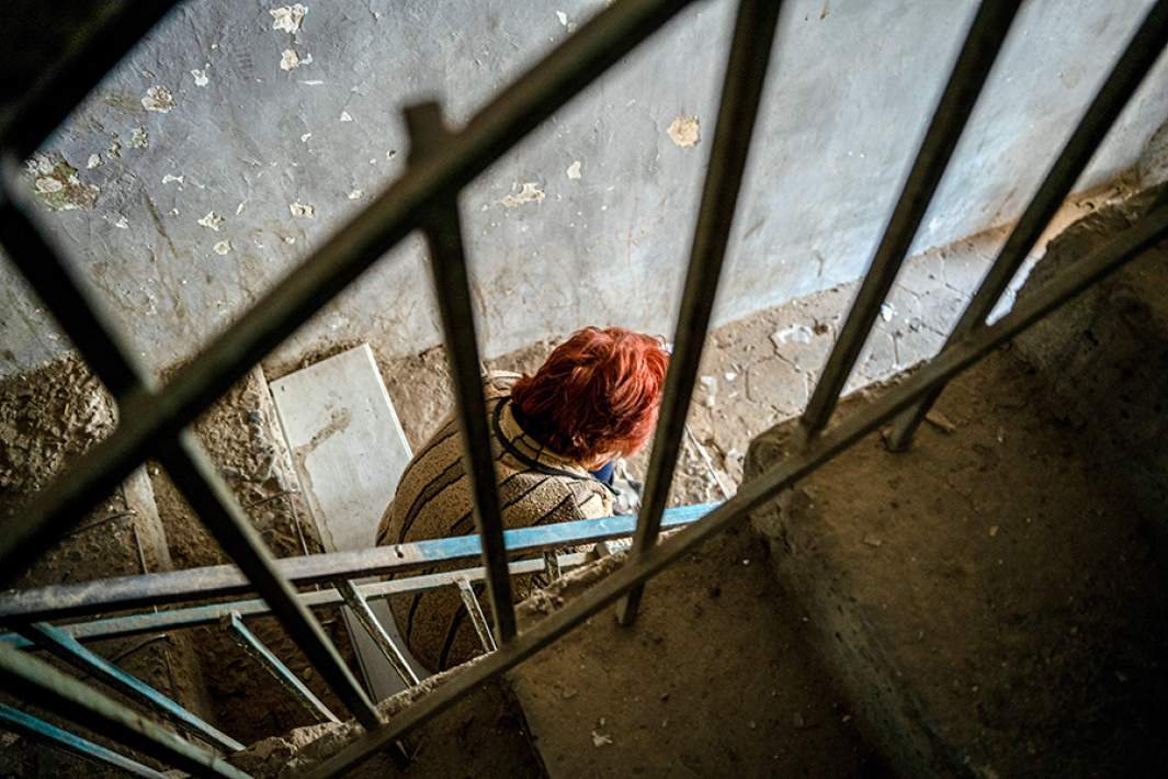 Женщина в жилом доме, разрушенном в результате обстрела Степанакерта, 19 сентября 2023 года