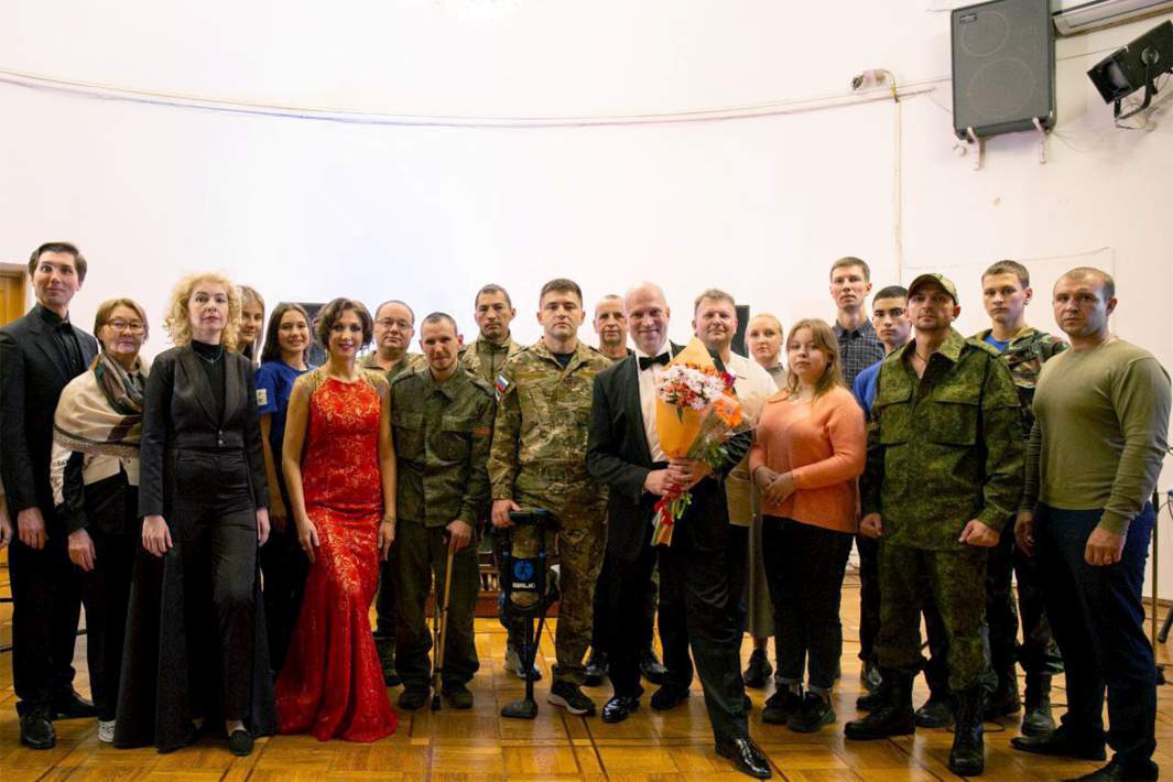 Деятели искусства с бойцами, посетившими  концерт-закрытие Органного фестиваля в ЦДРИ