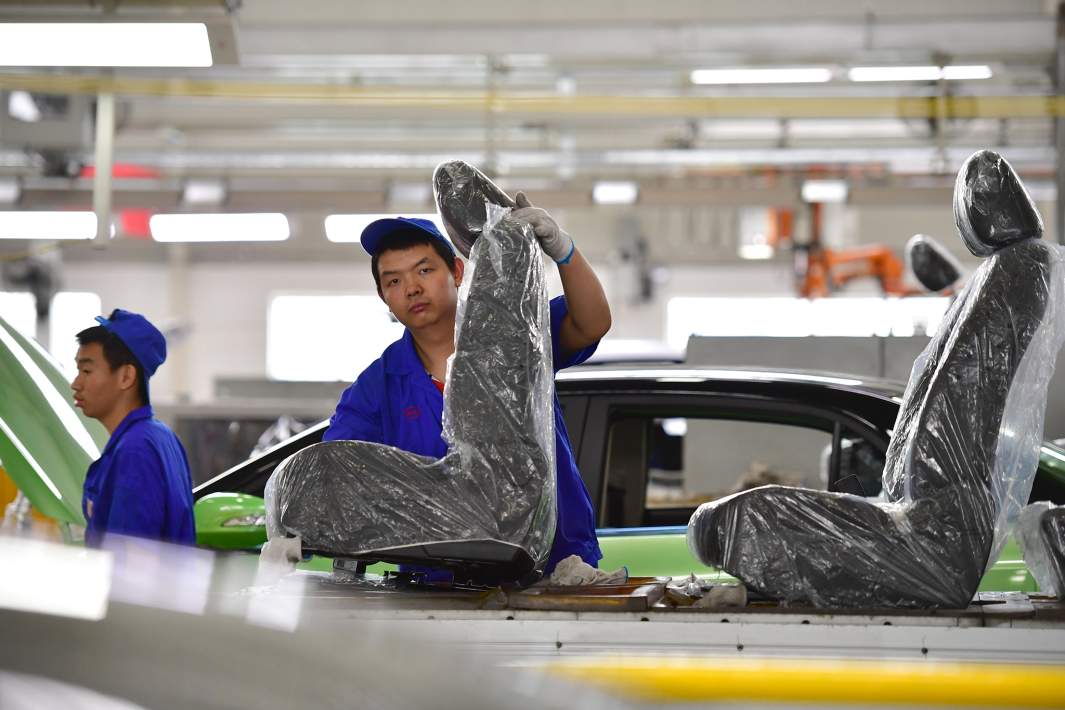 Производство автомобилей на заводе в Китае