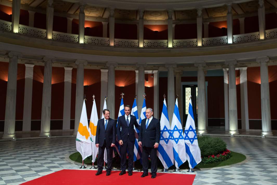 Президент Кипра Никос Анастасиадис, премьер-министр Греции Кириакос Мицотакис и премьер-министр Израиля Биньямин Нетаньяху перед подписанием соглашения о строительстве газопровода EastMed, Афины, Греция, 2 января 2020 года