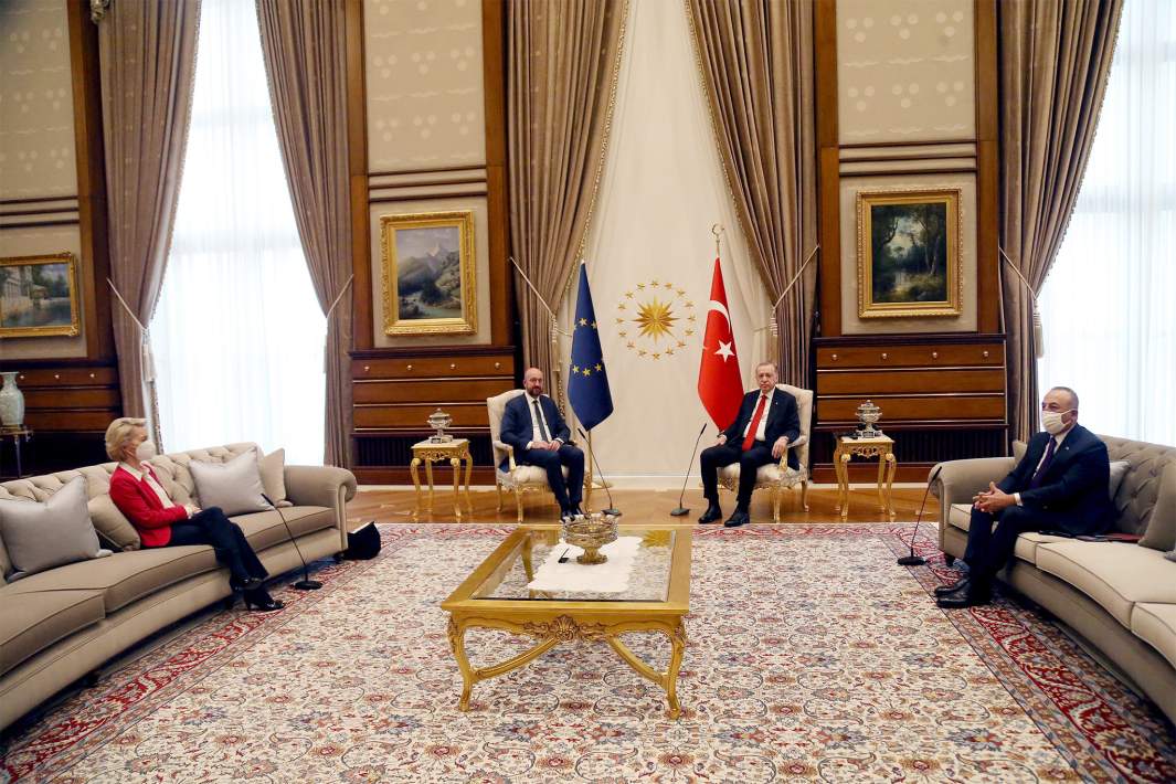 Президент Турции Реджеп Тайип Эрдоган на встрече с главой Европейского совета Шарлем Мишелем и президентом Европейской комиссии Урсулой фон дер Ляйен в Анкаре