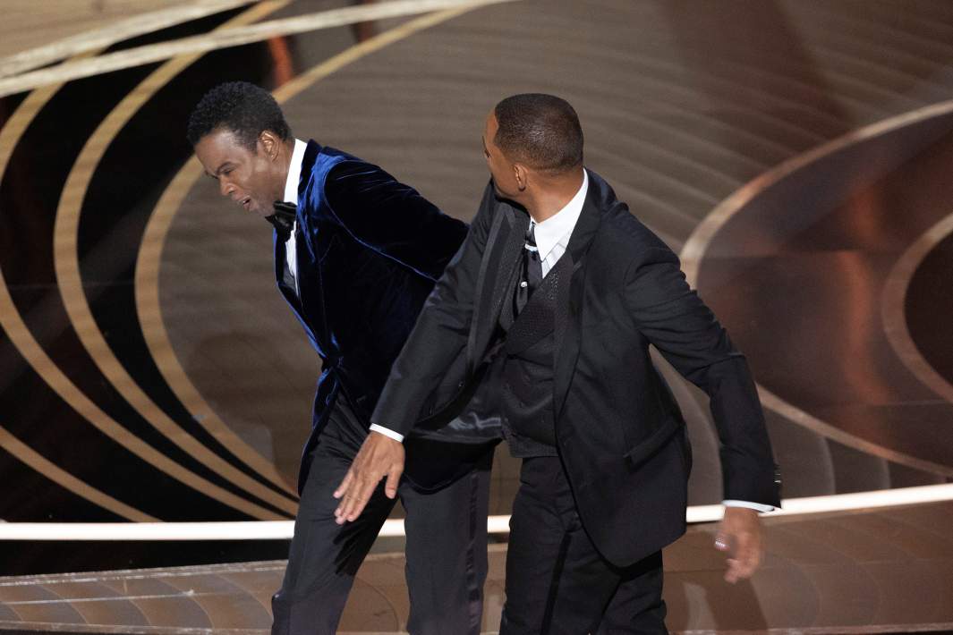Уилл Смит дает пощечину Крису Року на церемонии «Оскар»