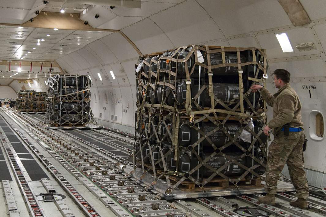 поставки оружия