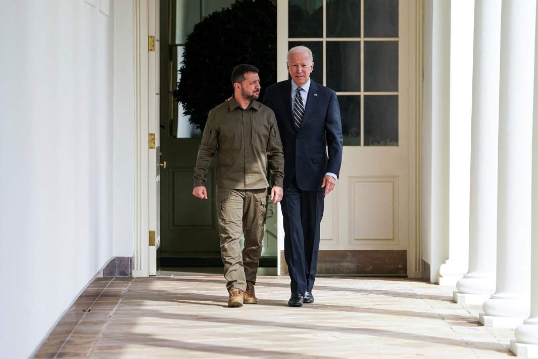 Президент США Джо Байден и президент Украины Владимир Зеленский проходят через колоннаду к овальному кабинету в Белом доме в Вашингтоне. 21 сентября 2023 года