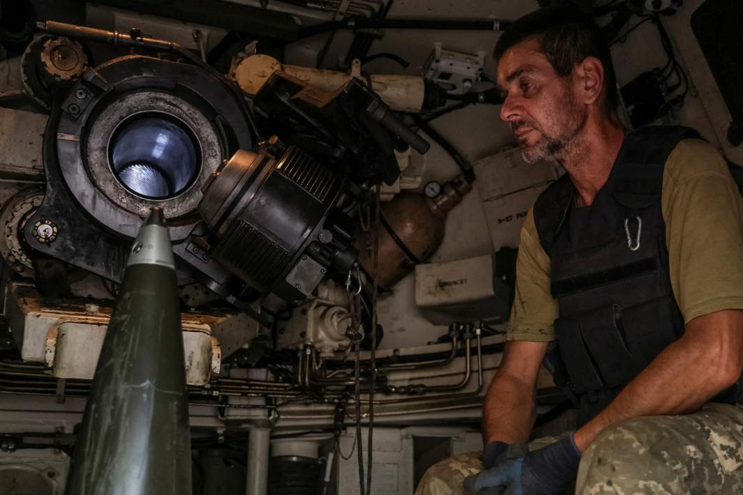 Украинский военнослужащий из экипажа самоходной артиллерийской установки М109 американского производства