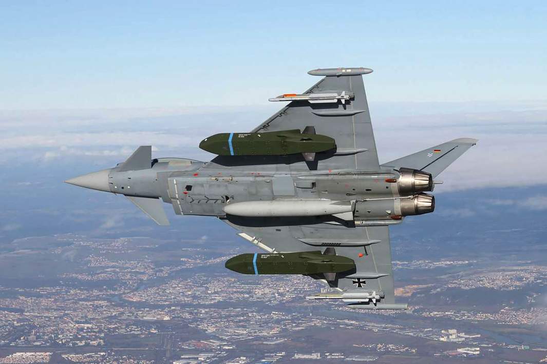 Крылатые ракеты Taurus под крыльями истребителя Eurofighter Typhoon ВВС Германии
