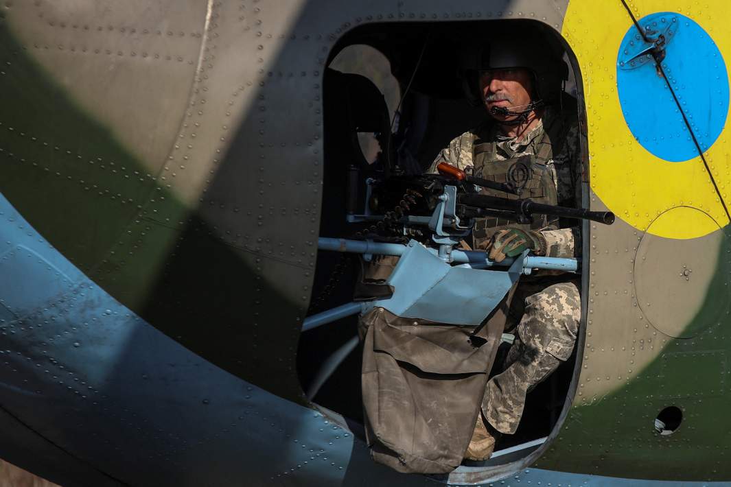 Боец ВСУ в военном вертолете Ми-8