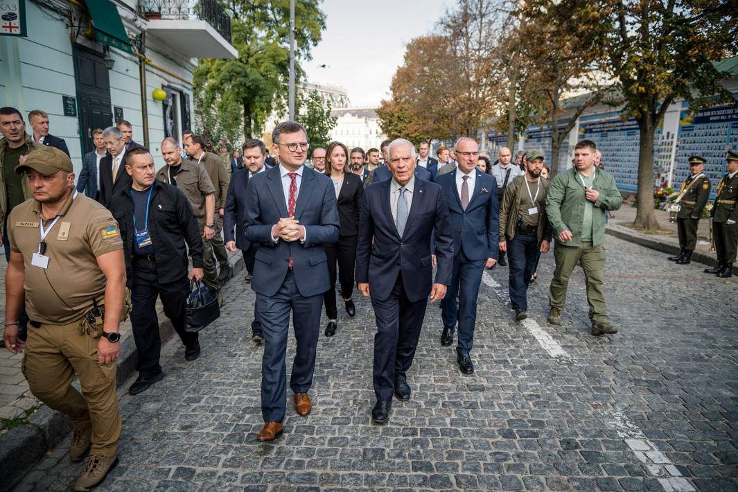 Министр иностранных дел Украины Дмитрий Кулеба и глава внешнеполитического ведомства Европейского Союза Жозеп Боррель в Киеве