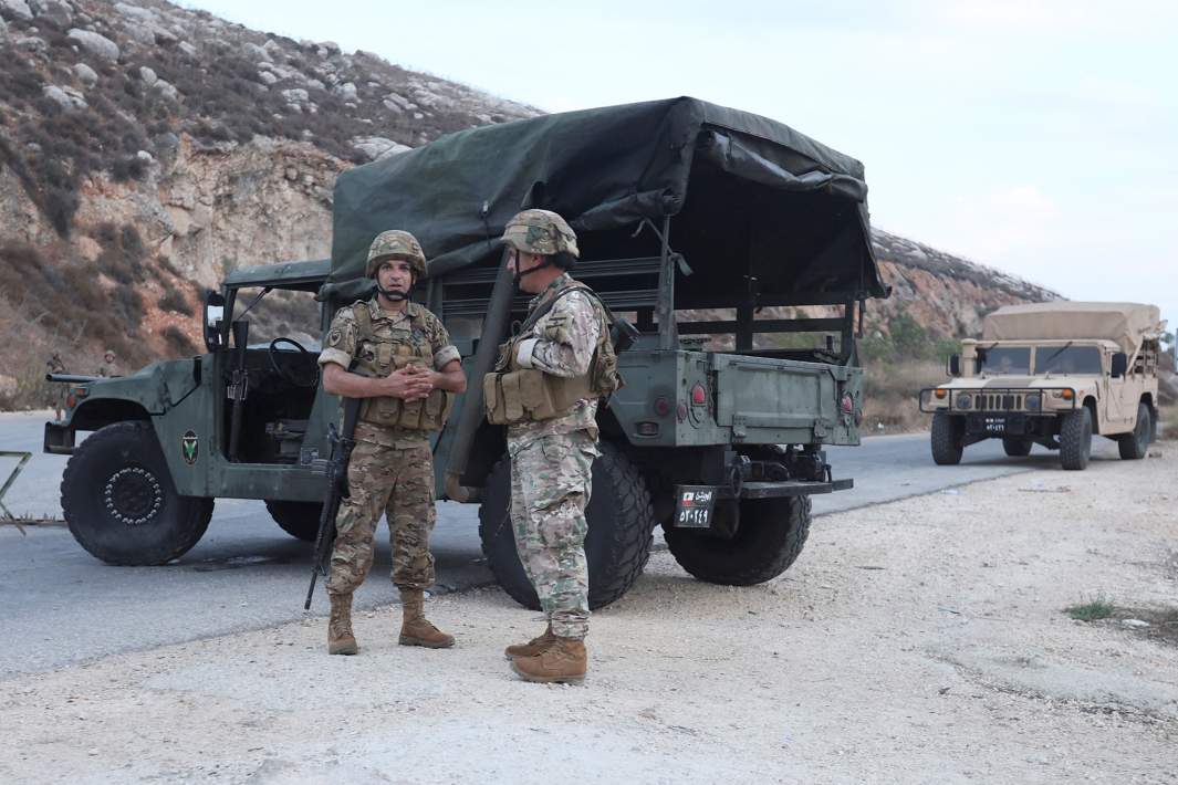 Бойцы ливанской армии возле военной техники в деревне Кфар-Кила, недалеко от границы с Израилем, на юге Ливана