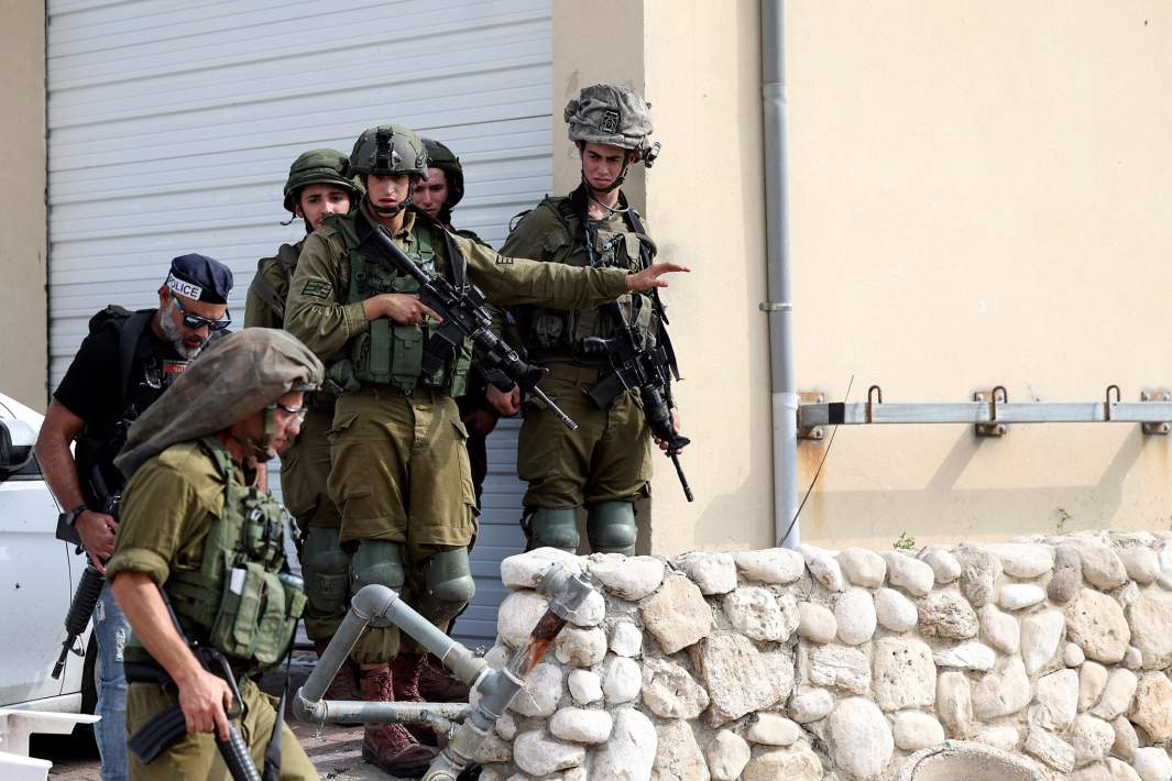 Израильские солдаты и полиция во время уличных боев с боевиками ХАМАС в Сдероте