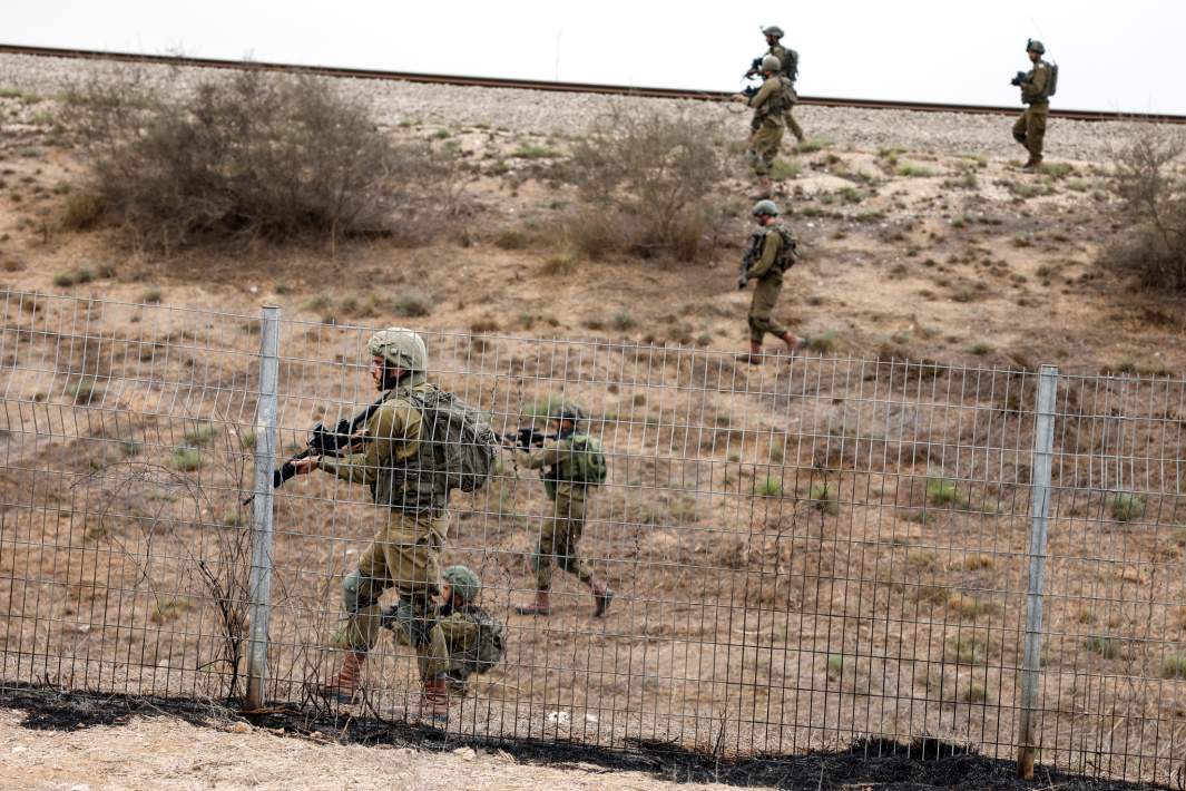 Израильские солдаты недалеко от Сдерота, Израиль, 9 октября 2023 года