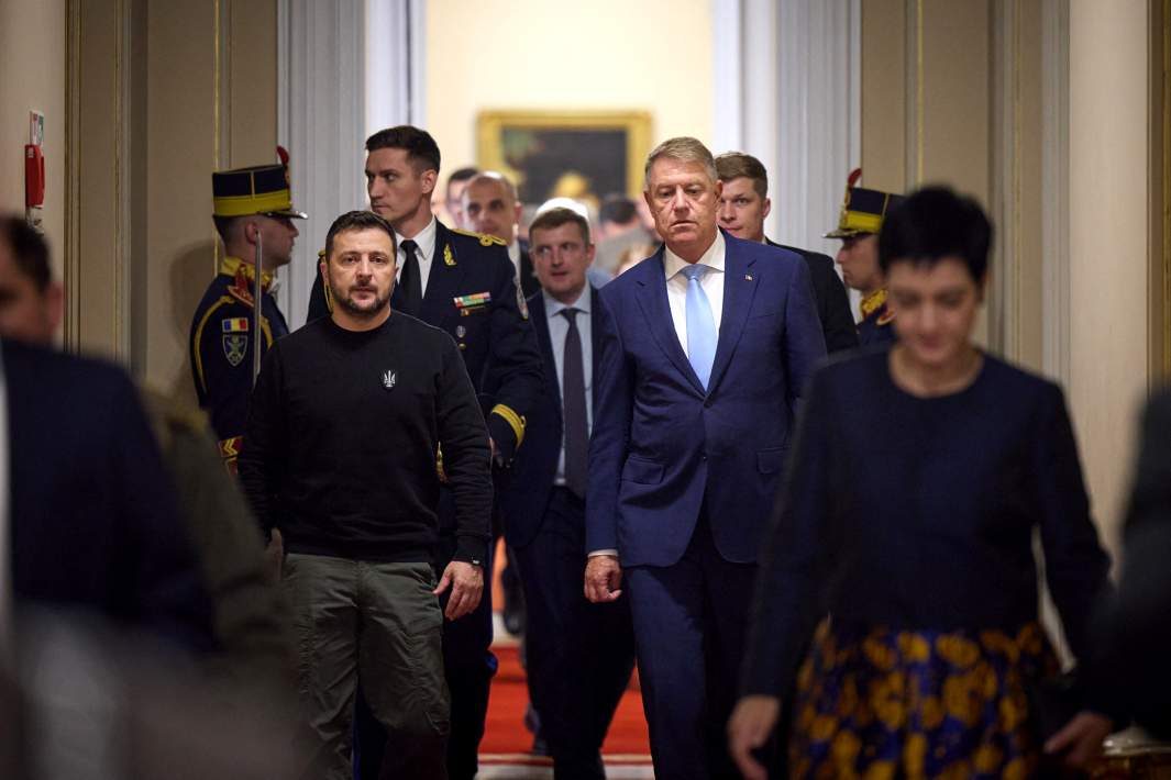 президент Румынии Клаус Йоханнис сопровождает президента Украины Владимира Зеленского