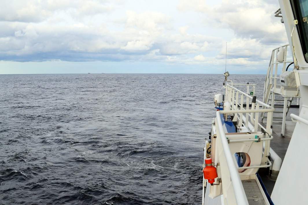 Патрульное судно Пограничной службы Финляндии «Турва» недалеко от места, где было обнаружено повреждение газопровода Balticconnector 