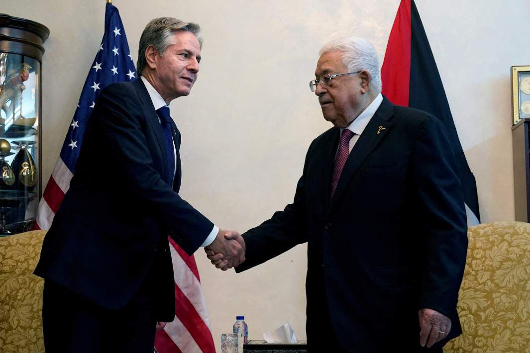 Госсекретарь США Энтони Блинкен пожимает руку президенту Палестины Махмуду Аббасу в Аммане, Иордания