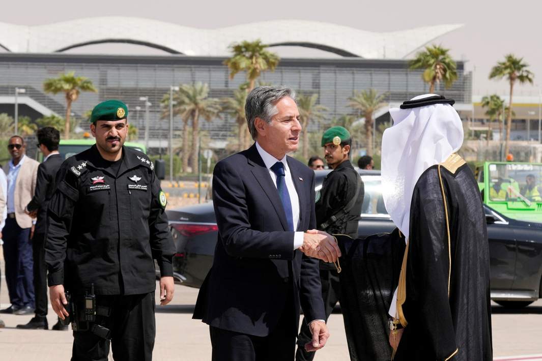 Госсекретарь США Энтони Блинкен пожимает руку саудовскому чиновнику перед посадкой в самолет, вылетающий из Эр-Рияда, Саудовская Аравия. 15 октября 2023 года