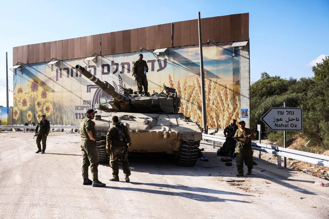 Израильские солдаты около танка возле границы с сектором Газа на юге Израиля