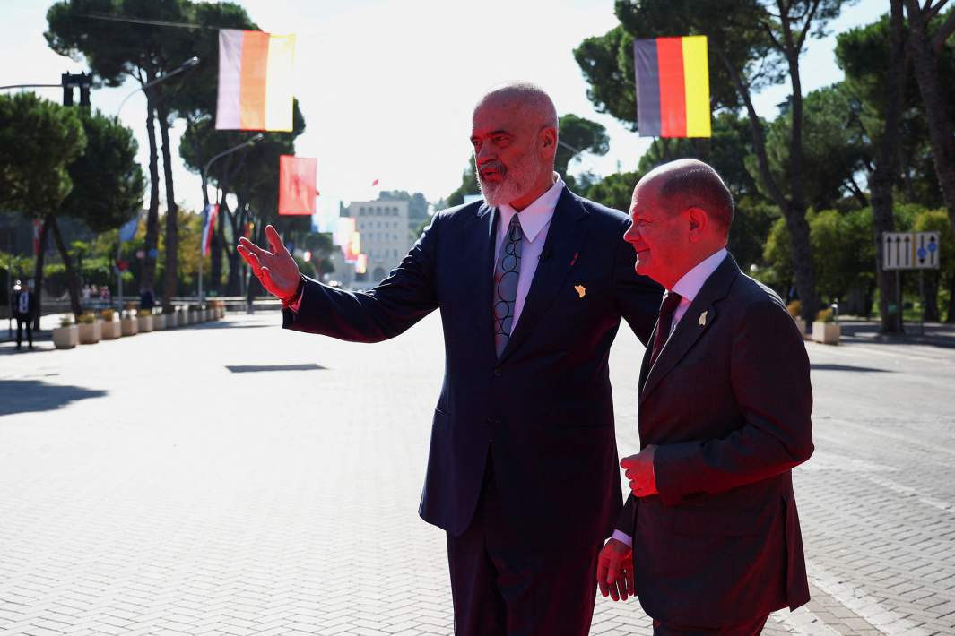 Премьер-министр Албании Эди Рама приветствует канцлера Германии Олафа Шольца на саммите Берлинского процесса в Тиране
