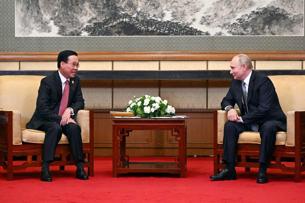 Президент России Владимир Путин и президент Вьетнама Во Ван Тхыонг (слева) во время встречи в Пекине, 17 октября 2023 года