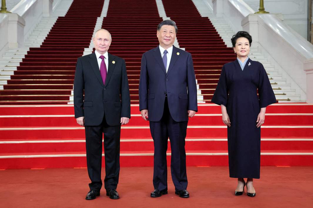 Президента России Владимира Путина приветствуют председатель Китая Си Цзиньпин и его жена Пэн Лиюань во время церемонии на форуме «Один пояс, один путь» в Пекине, Китай, 17 октября 2023 года
