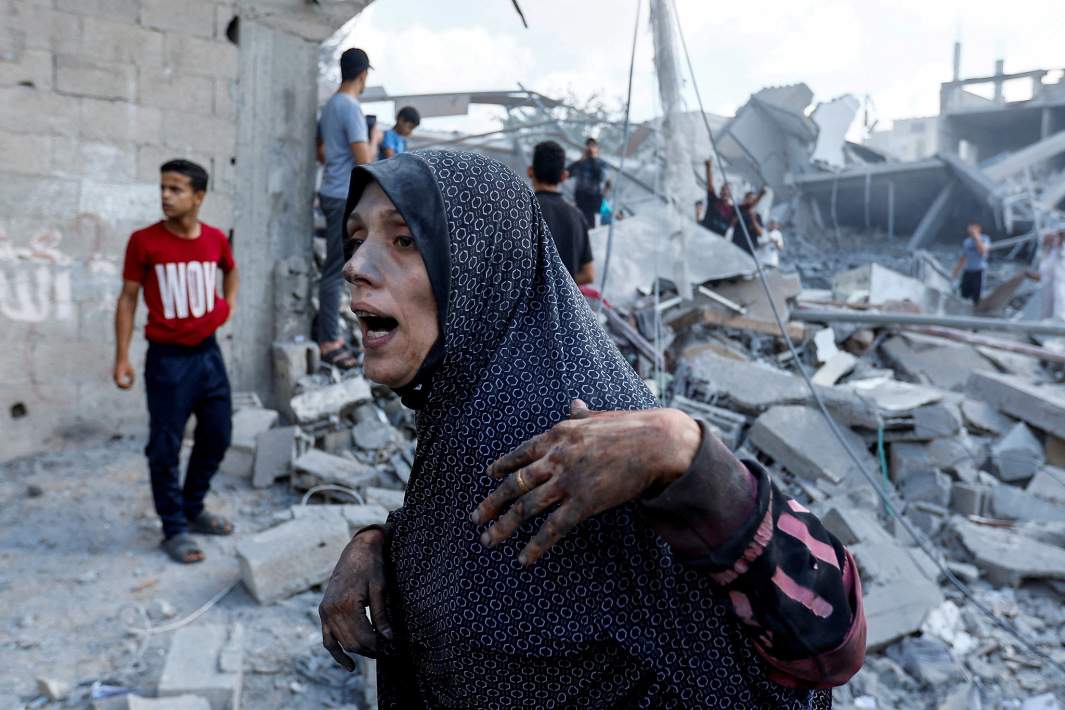 Палестинская женщина рядом со своим домом, уничтоженным в результате авиаудара израильских ВВС