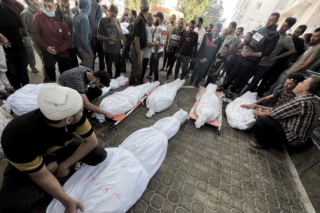 Тела палестинцев, погибших в результате удара по госпиталю Аль-Ахли в Газе