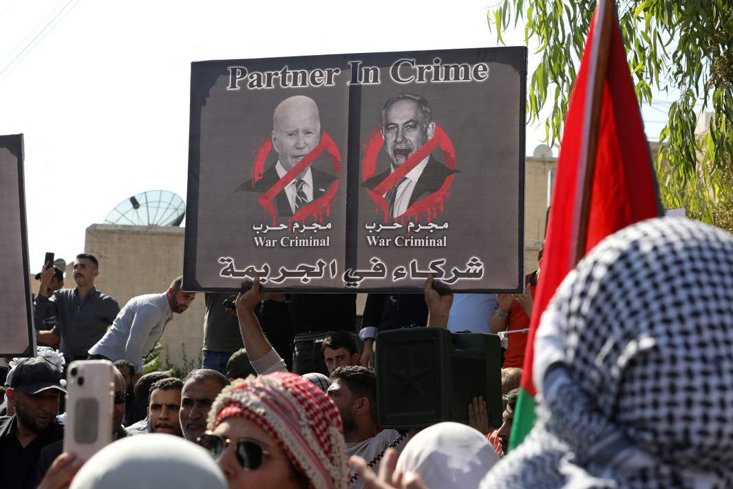 Плакат с изображением президента США Джо Байдена и премьер-министра Израиля Биньямина Нетаньяху во время пропалестинской акции протеста в Аммане, Иордания