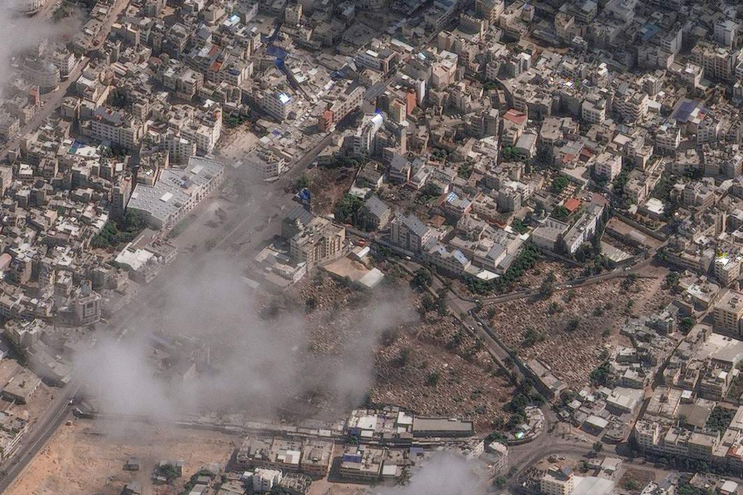 Больница Аль-Ахли после атаки на спутниковом снимке в секторе Газа
