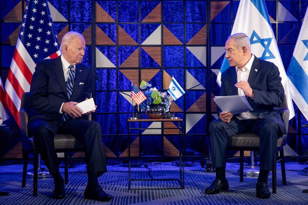 Президент США Джо Байден во время встречи с премьер-министром Израиля Биньямином Нетаньяху для обсуждения продолжающегося конфликта между Израилем и ХАМАС в Тель-Авиве