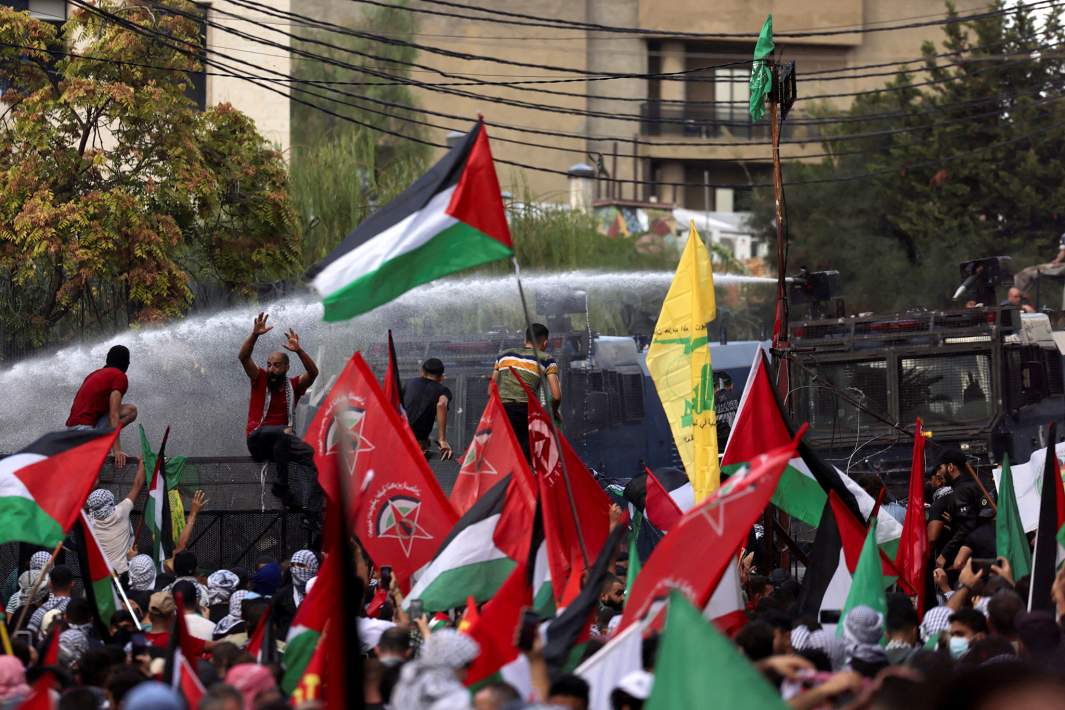 Акция протеста в поддержку палестинцев возле посольства США в Бейт-Авкаре, Ливан