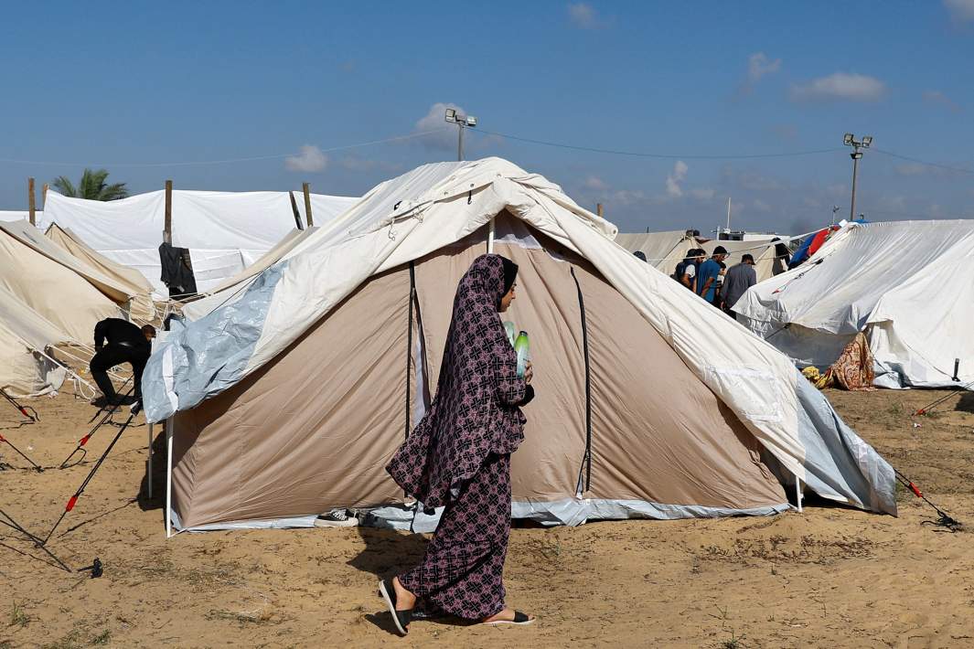 Палестинцы, покинувшие свои дома во время израильских ударов, укрываются в палаточном лагере в центре, управляемом Организацией Объединенных Наций, Хан-Юнис, 19 октября, 2023 года