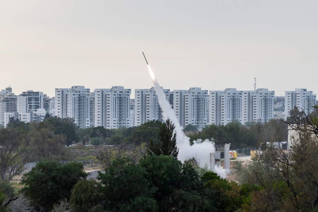 Израильская система «Железный купол» ведет огонь для перехвата ракет, выпущенных из сектора Газа
