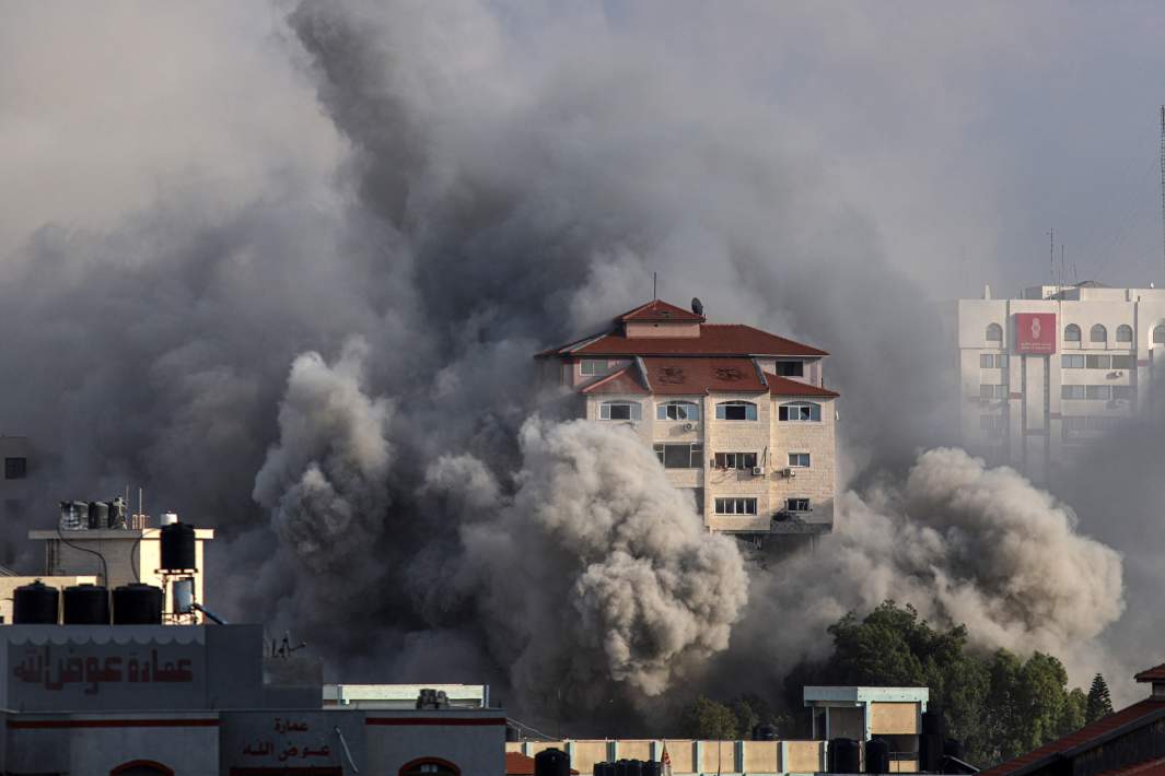 Дым от пожаров, вызванных израильскими авиаударами, над жилыми кварталами Газы