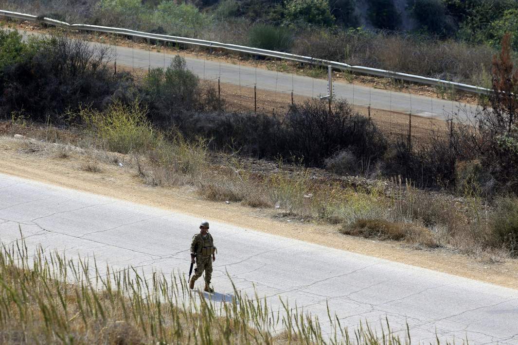 Ливанский солдат патрулирует город Хиам на границе с Израилем, 13 октября 2023 года