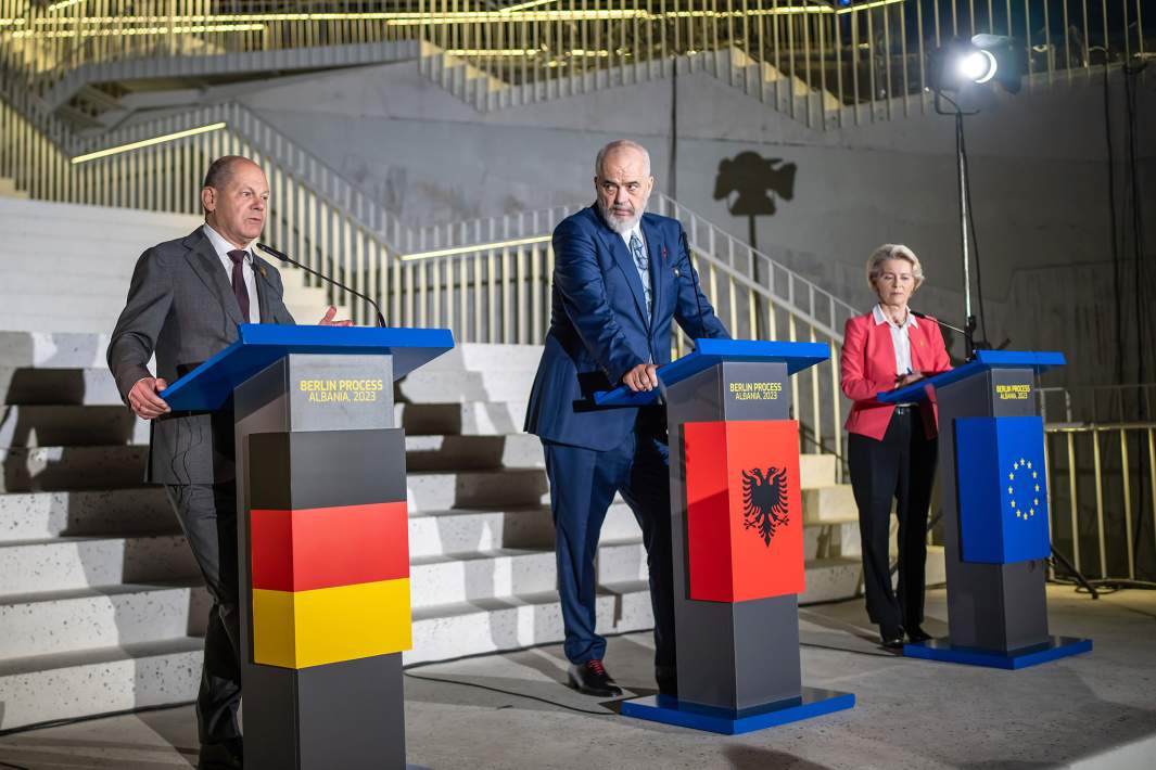 Канцлер Германии Олаф Шольц, премьер-министр Албании Эди Рама и президент Европейской комиссии Урсула фон дер Ляйен на совместной пресс-конференции в рамках саммита Берлинского процесса в Тиране