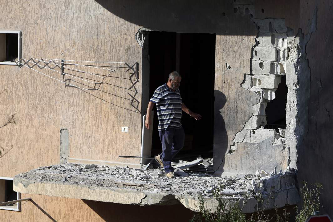 Мужчина проверяет повреждения здания после израильской бомбардировки в Блиде на юге Ливана, 19 октября 2023 года