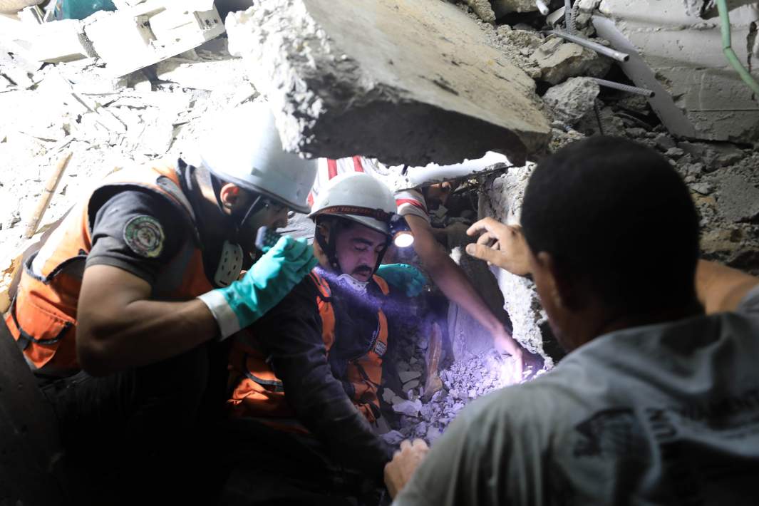 Спасательные работы после авиаударов Израиля по Газе