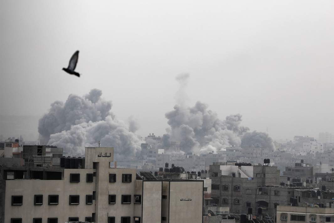 Дым после израильских авиаударов в секторе Газа