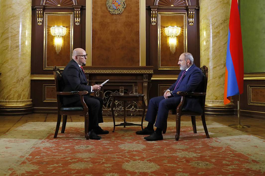 Премьер-министр Армении Никол Пашинян во время интервью изданию The Wall Street Journal