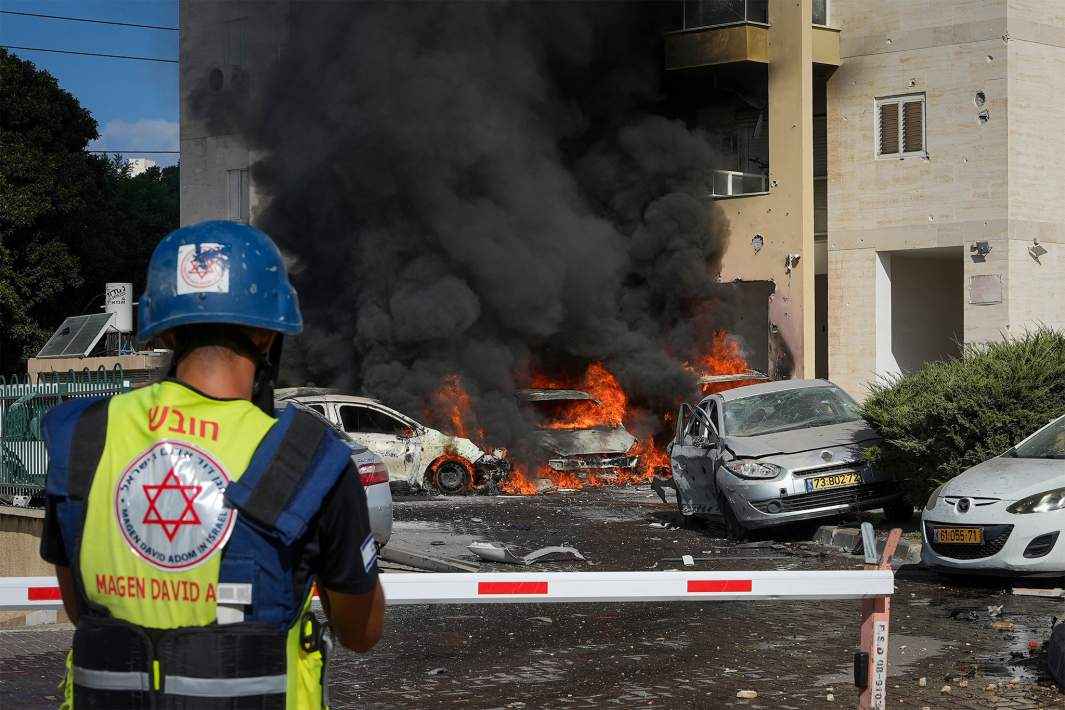 Горящие автомобили после атаки сектора Газа