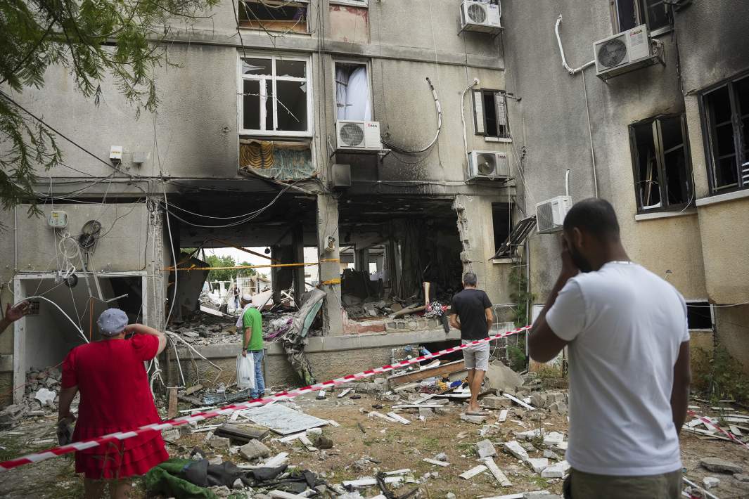 Последствия попадания ракеты в один из домов в Ашкелоне, Израиль 
